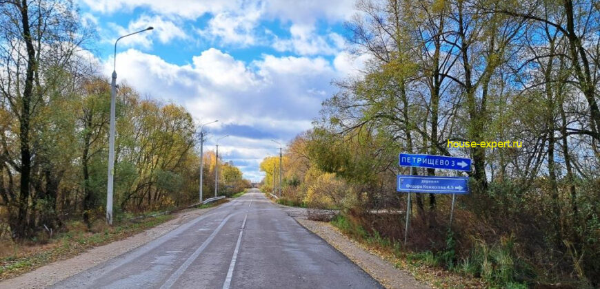 Блочный дом д. Ждамировский, примыкает к лесу.